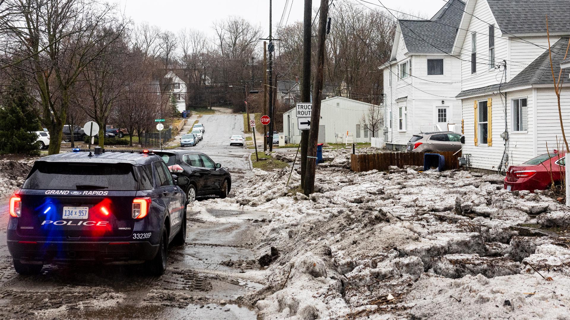 Tornadoes kill 2 in northwestern Indiana and raze buildings in Illinois ...