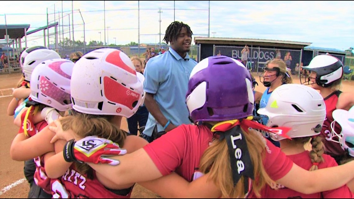 Cheerleading, backflipping ump talk of Minnesota youth softball - Vimarsana News