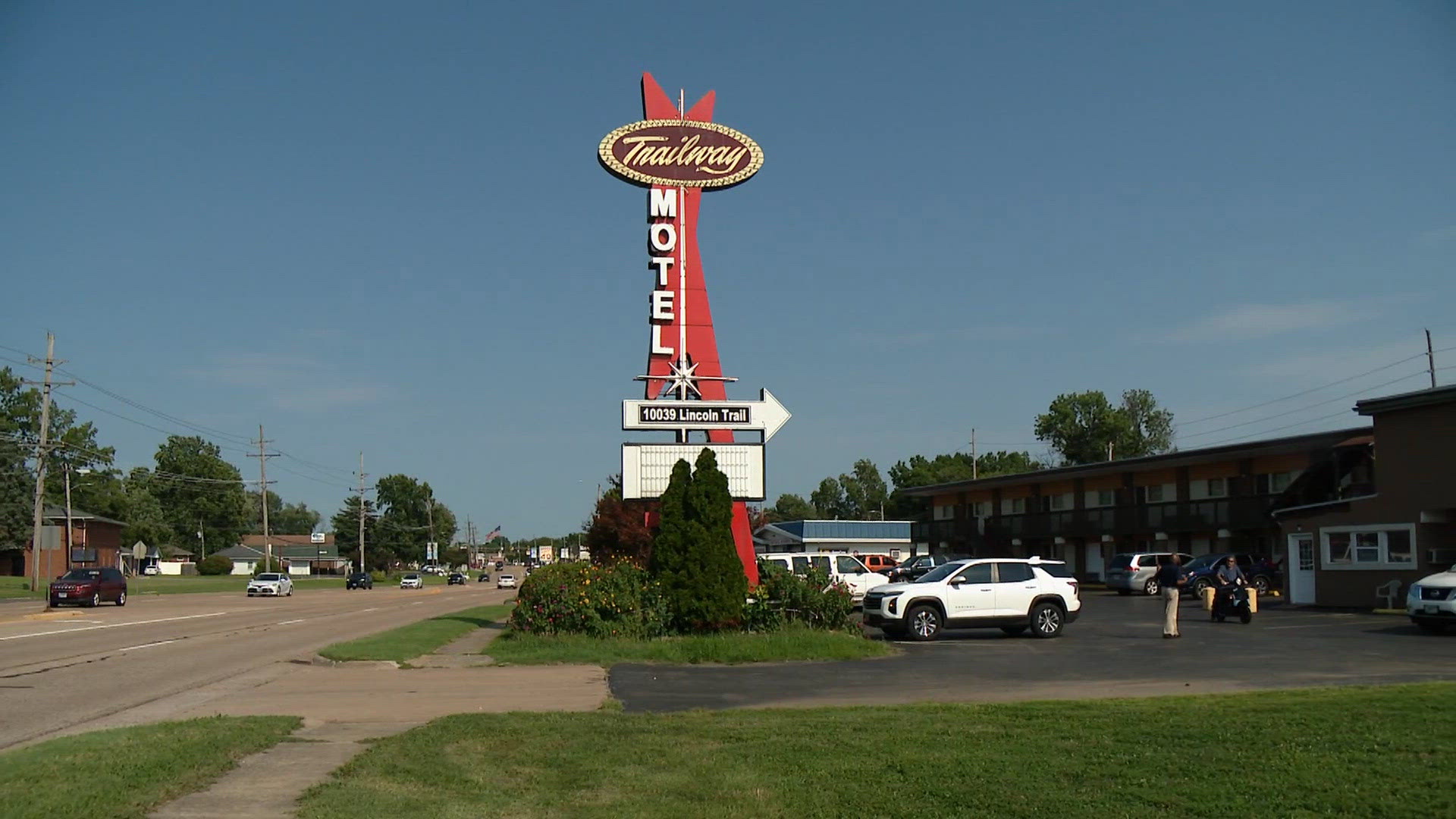 Fairview Heights police searching for suspect accused of shooting woman in the head at motel