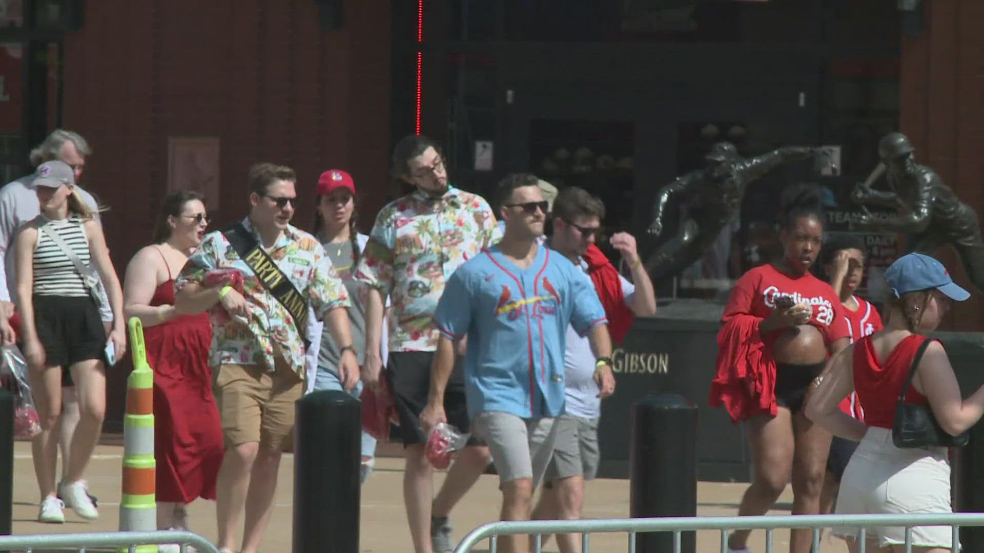 With the high temperatures sticking around this weekend, St. Louis health experts gave some advice on how to stay cool.