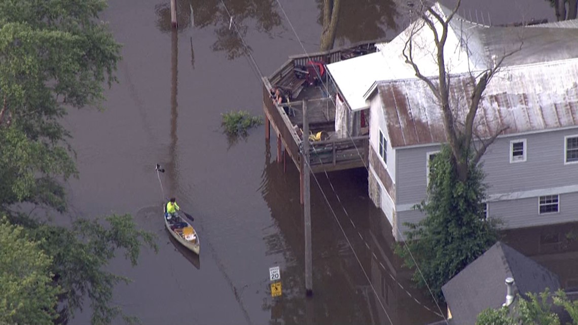 Mississippi River breaches Pin Oak levee in Winfield, flooding homes in