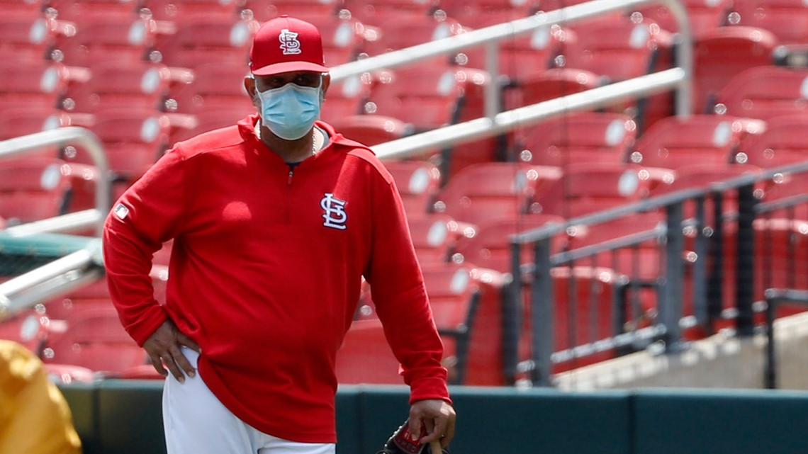 Los Cardenales de San Luis de coach de tercera base José Oquendo