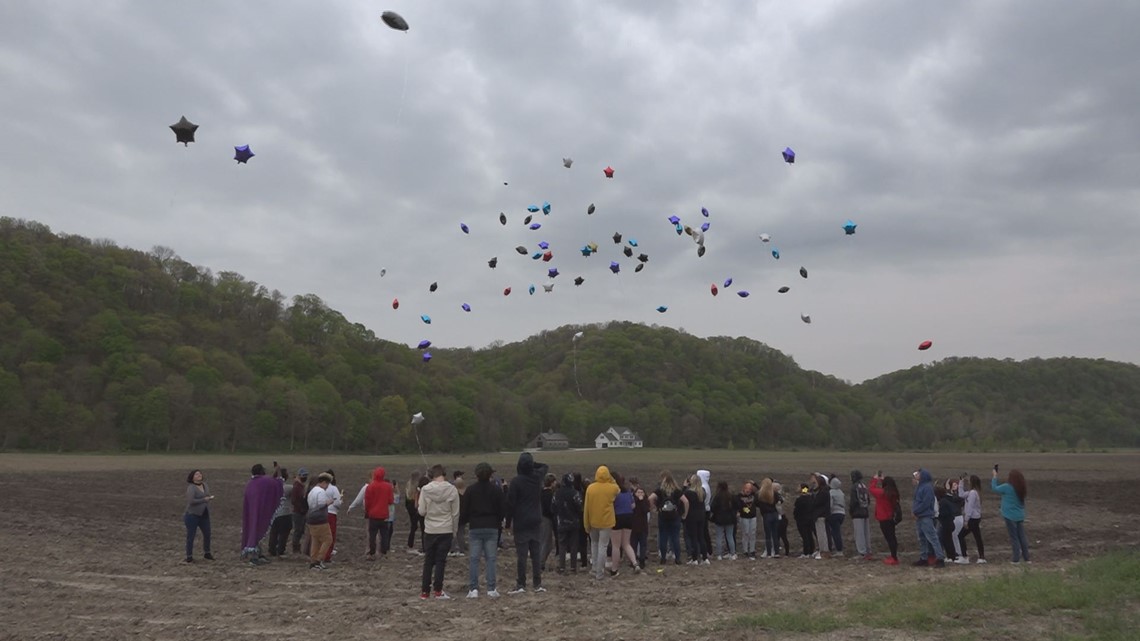 Dupo, Illinois community mourns 3 teens killed in crash | ksdk.com