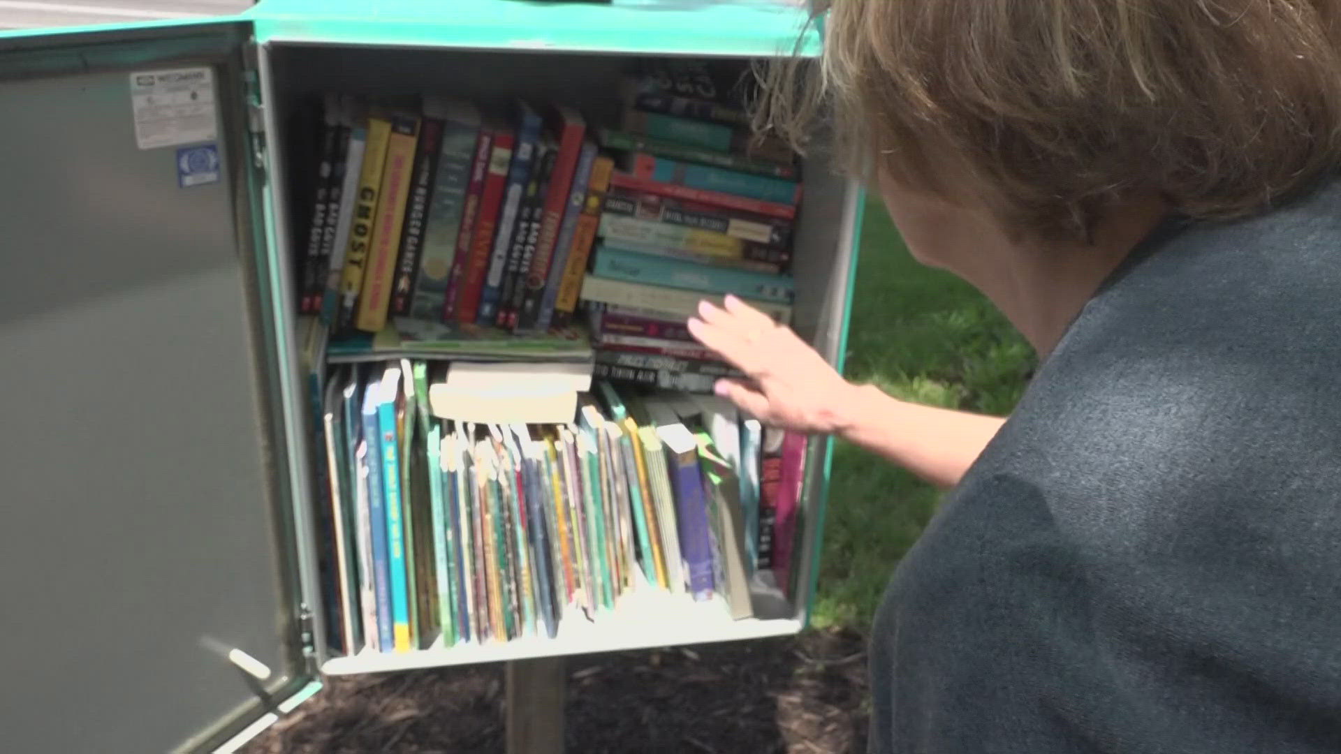 A small outdoor bookcase was filled up just months after readers were stopped by vandalism in south St. Louis.