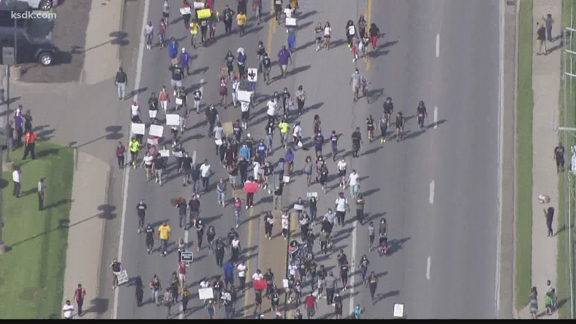 At about 5:15 p.m., the demonstrators stopped on the road and gathered outside the Florissant Police Department