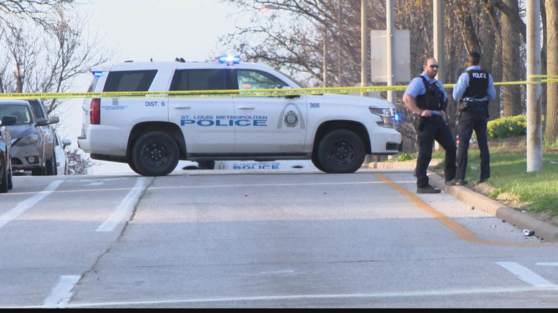 Man killed by St. Louis police officers after allegedly pointing gun ...