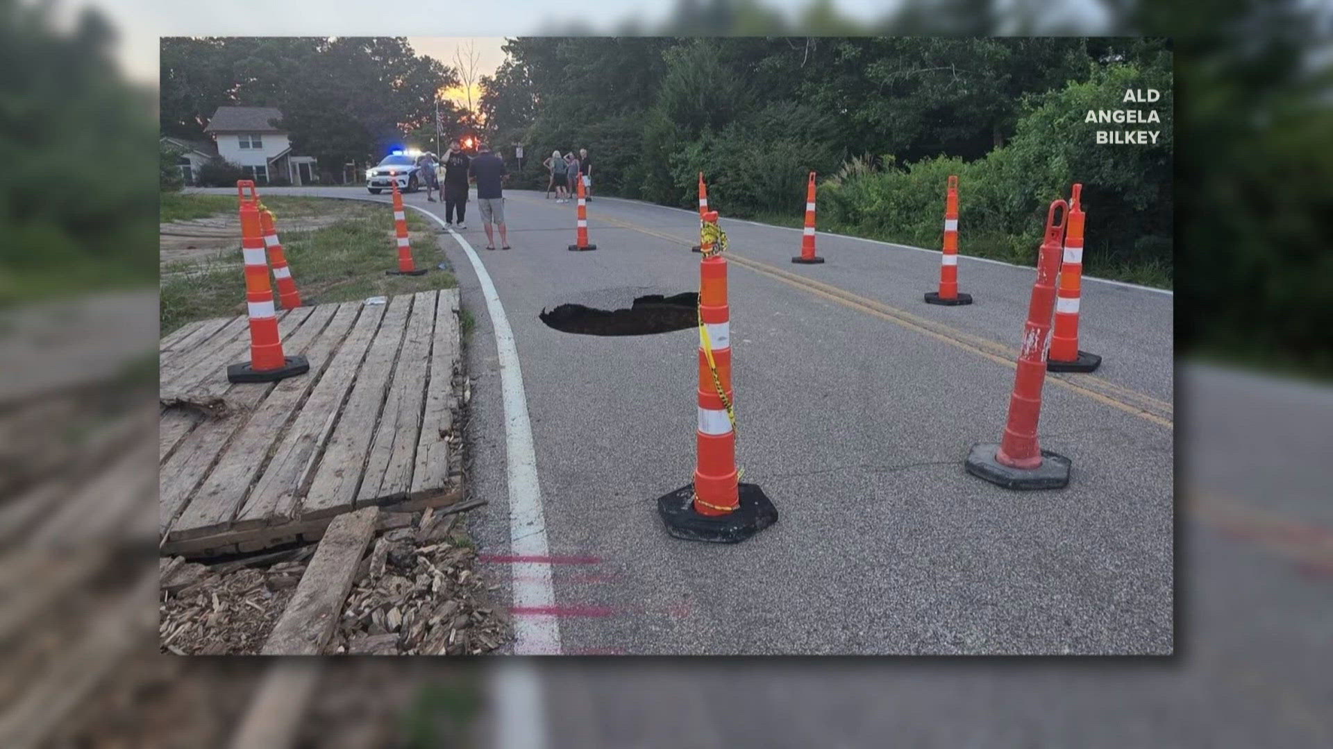 Sinkhole opens up in Lake Saint Louis | ksdk.com