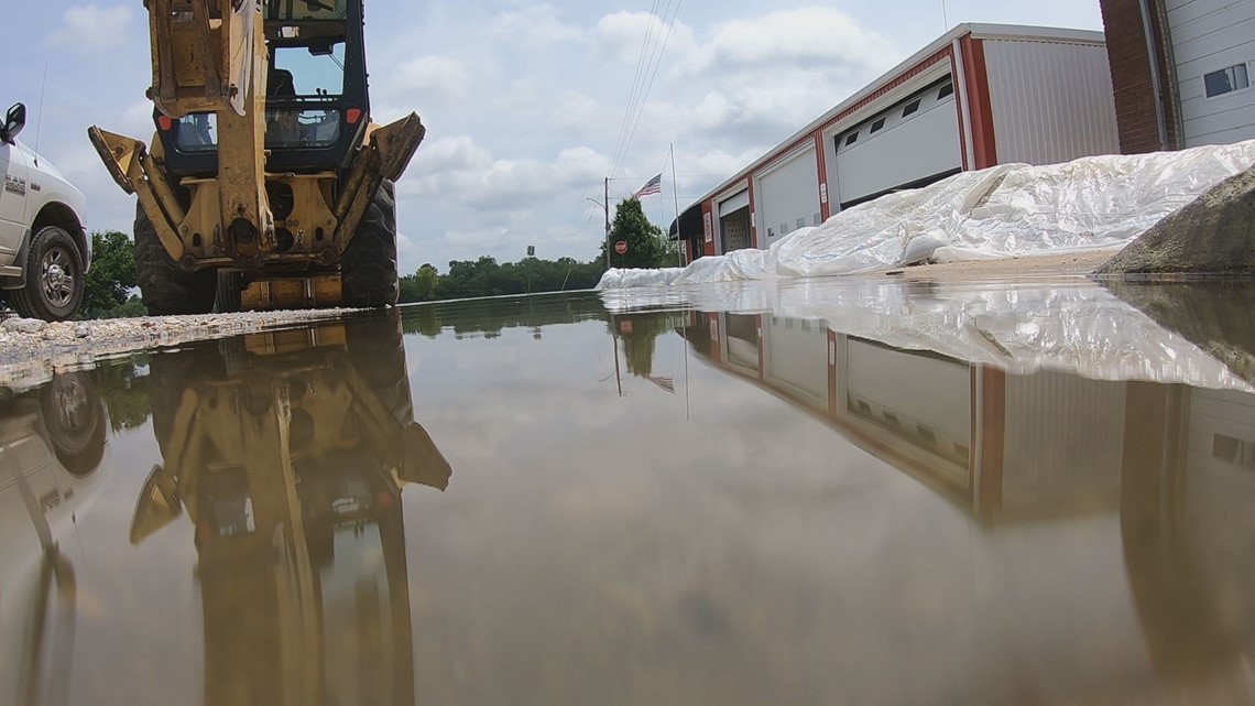 'If that levee goes we're looking at a 5hour commute' Hardin