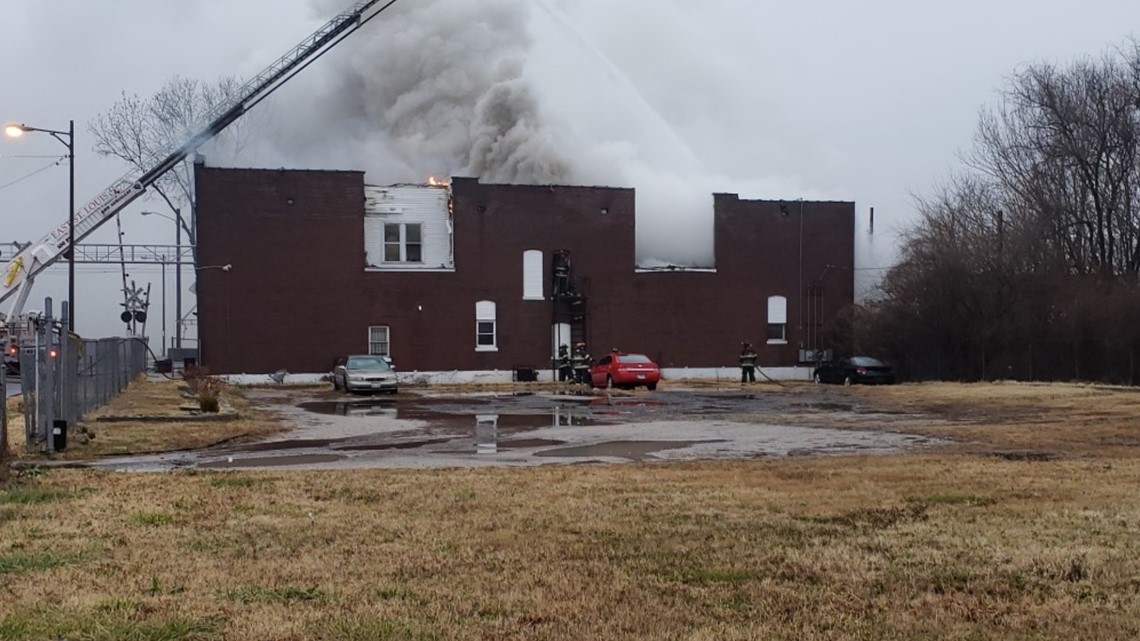 Children jump to safety from East St. Louis apartment fire