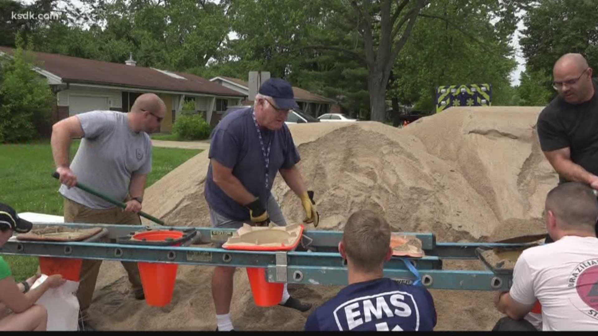 For the first time in years, Bellefontaine Neighbors in St. Louis County called for volunteers to sandbag along Maline Creek. 5 On Your Side’s Tracy Hinson met up with the small group of people trying to save nearby homes.