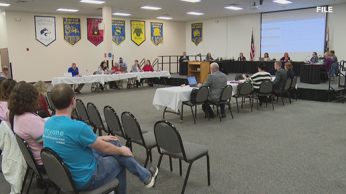 Fox C6 School District to hold meetings to discuss 4day week