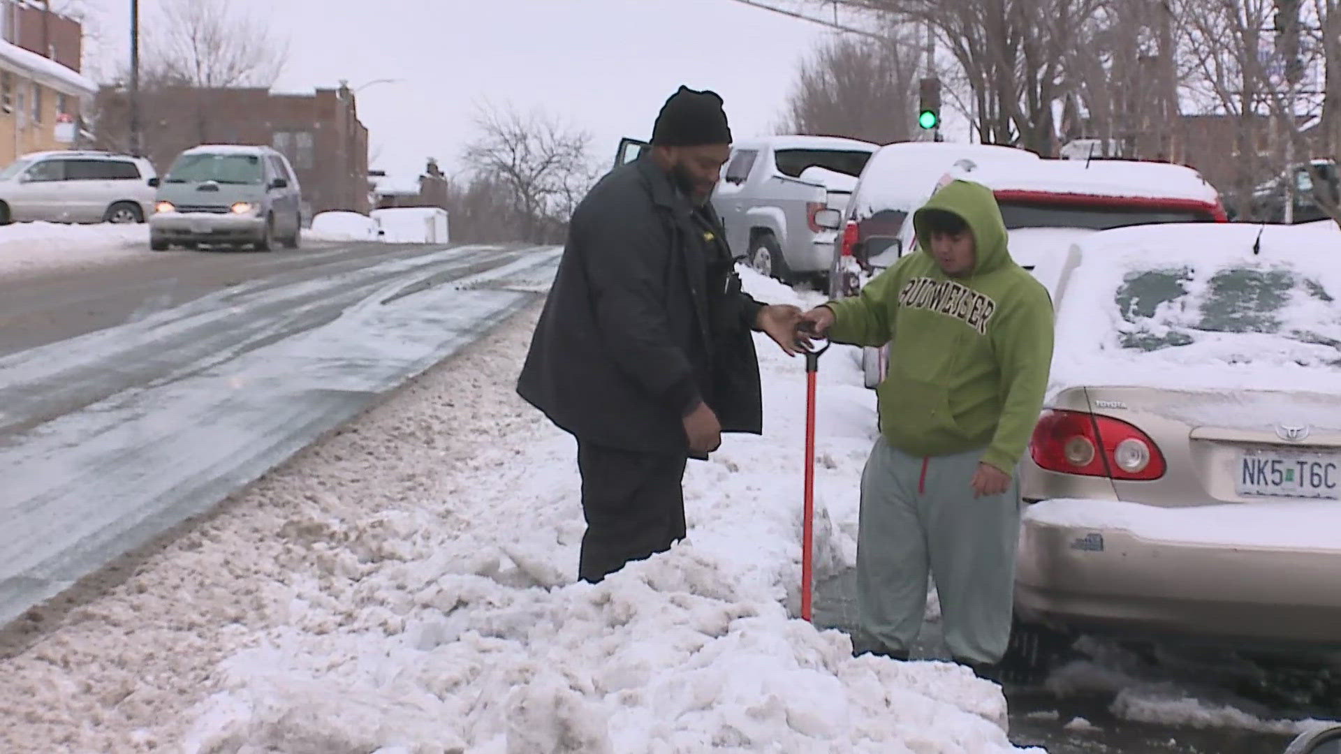 Heavy snowfall shuts down government buildings, mobilizes city workers ...