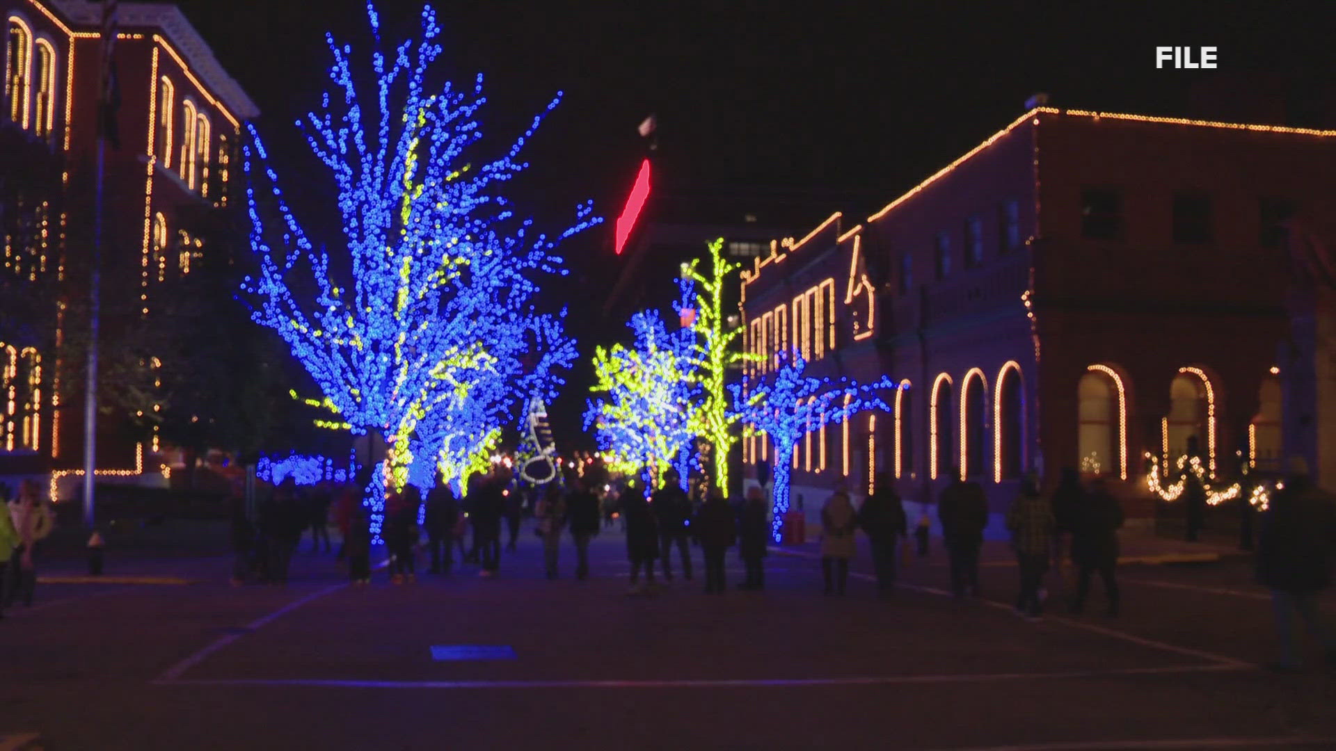 Christmas is 33 days away and St. Louis is ramping up the festivities. Here's where you can see some holiday lights this weekend.