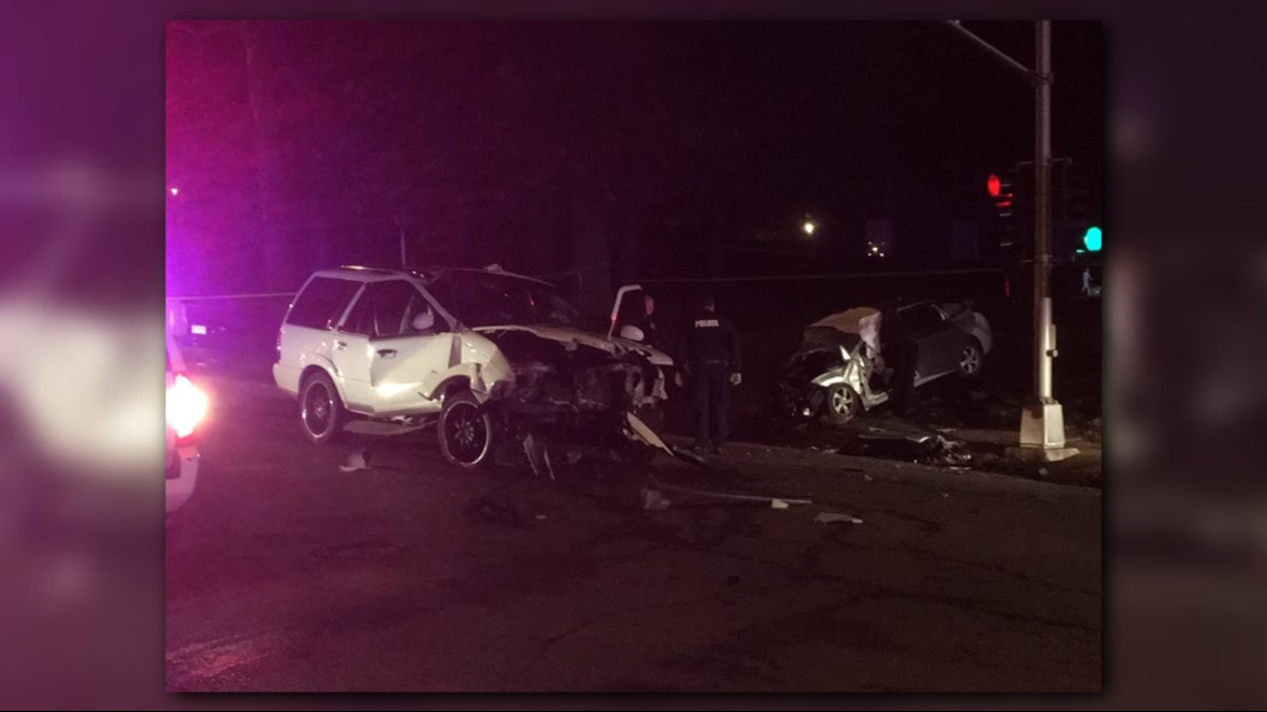 2 dead, 3 injured in north St. Louis crash 