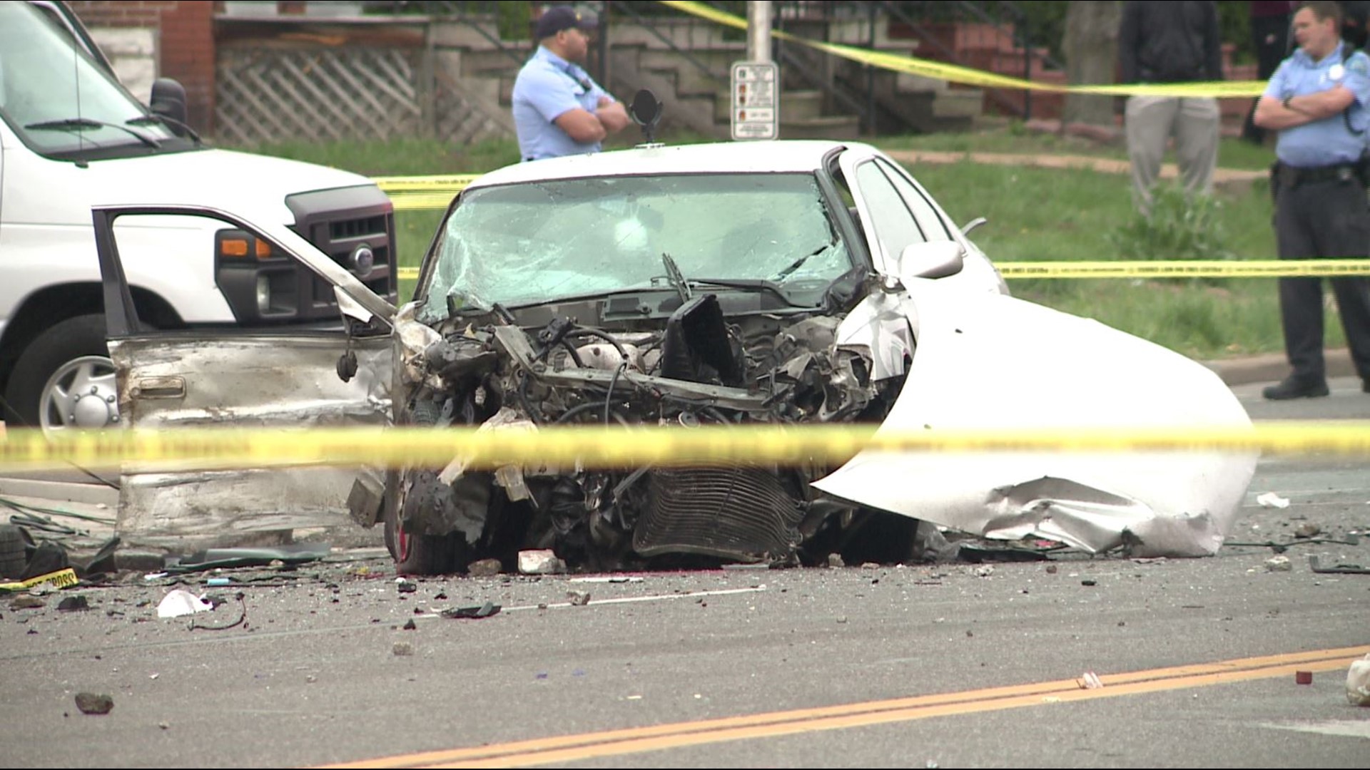 1 killed, 2 critically injured in car after crash in Vandeventer ...