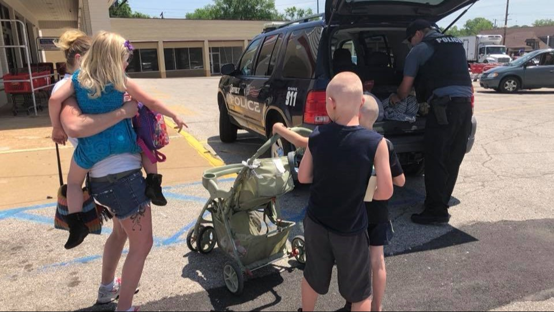 Pevely officer carries groceries, offers ride home for family
