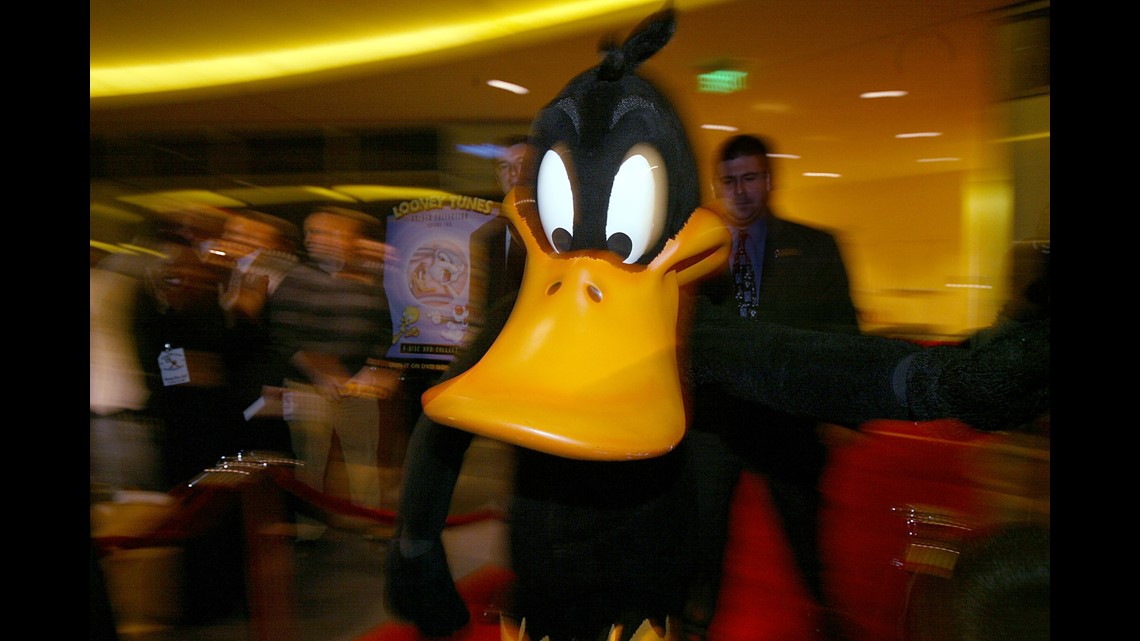 Six Flags employee dressed as Daffy Duck assaulted | 0