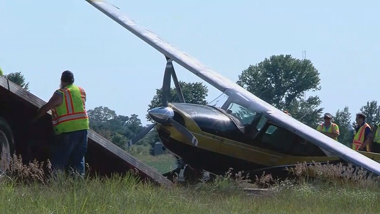 Plane hits O Fallon man s car during emergency landing on I 55 in