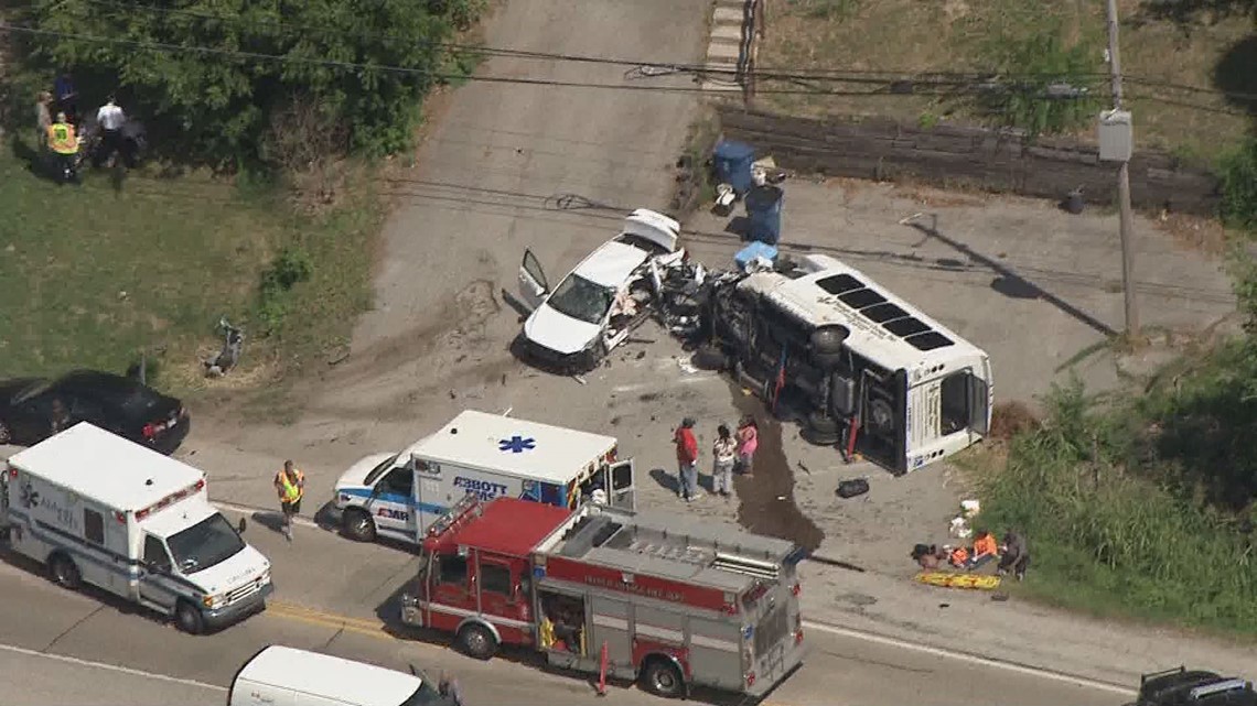 8 injured in rollover bus crash near Caseyville, IL