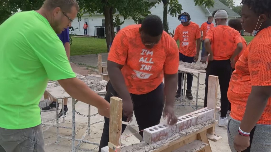 'We are changing the community' | East St. Louis non-profit recruits, trains, employs students