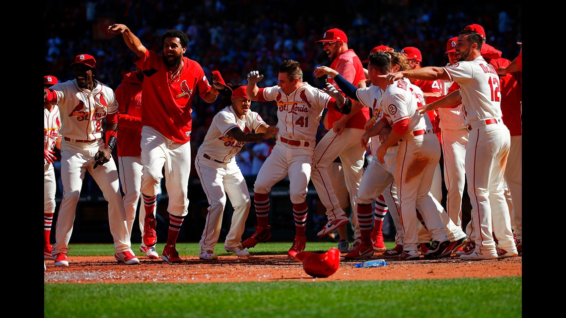 Tyler O'Neill flexes, and the Cardinals walk it off against the Giants