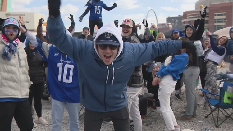 'This city is buzzing:' Thousands pack downtown St. Louis for Battlehawks, City SC home games