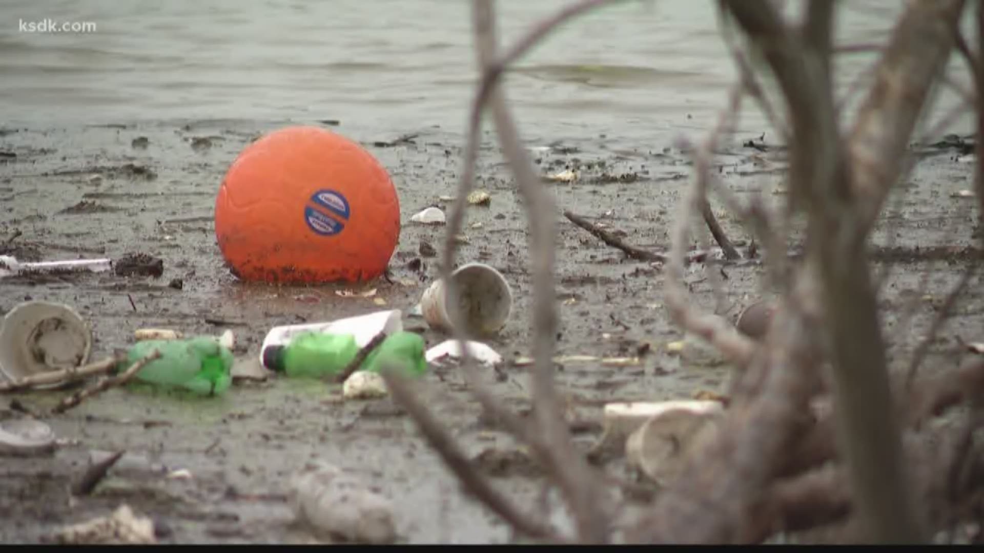 People who live near the River Des Peres want to clean up the trash collecting in it, but the health department says that's a bad idea
