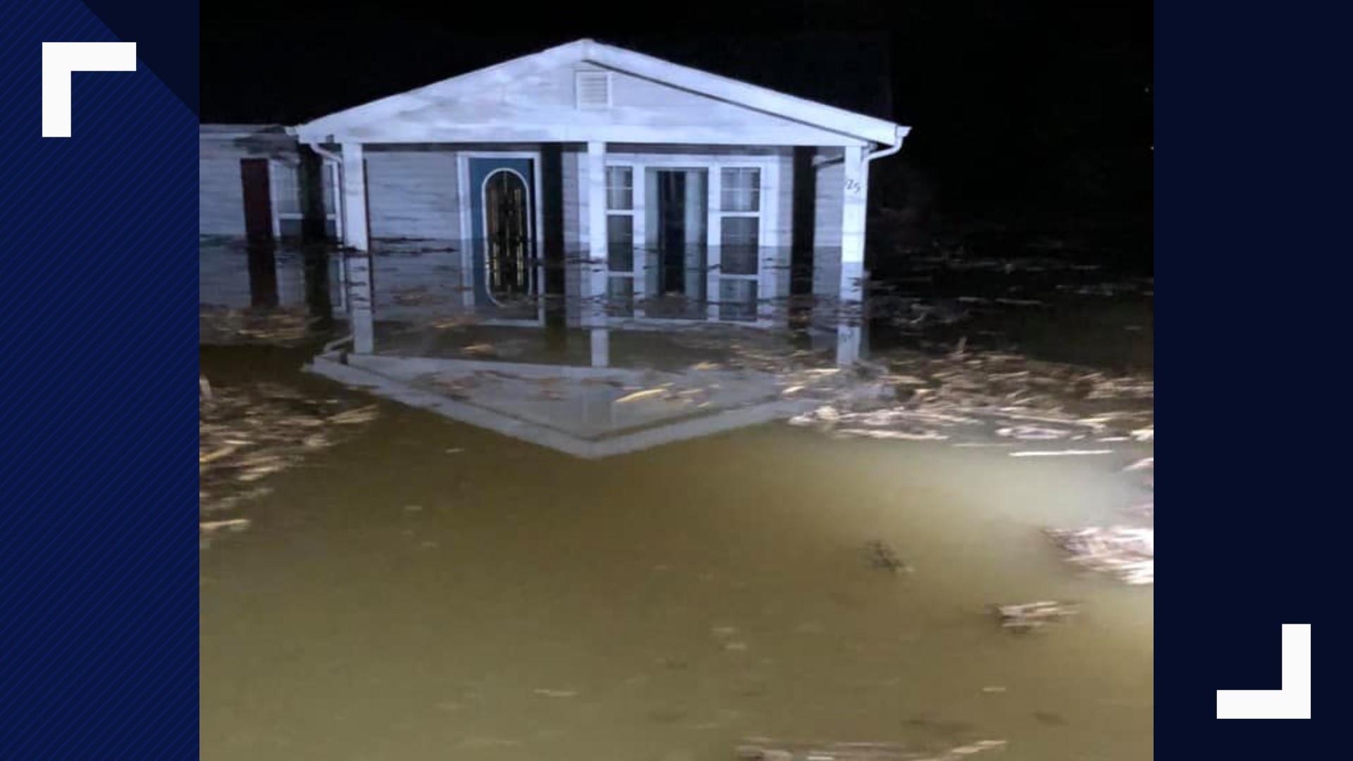 Mississippi River breaches Pin Oak levee in Winfield, flooding homes in