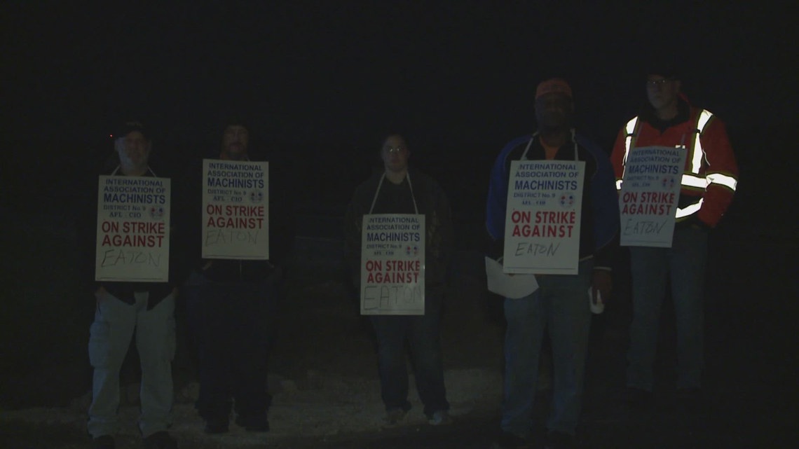Hundreds of Eaton BLine workers on strike in Troy, Illinois