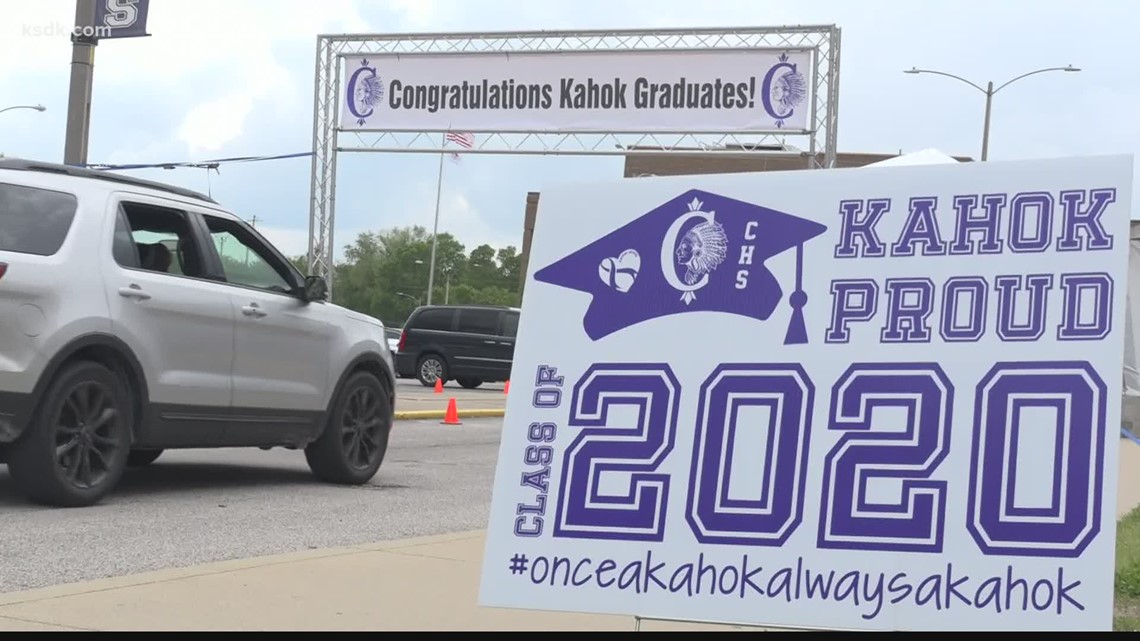 Collinsville High School gives memorable graduation with drivethru