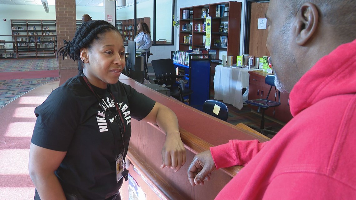 Meet the first woman to coach a boys basketball team in Illinois | ksdk.com