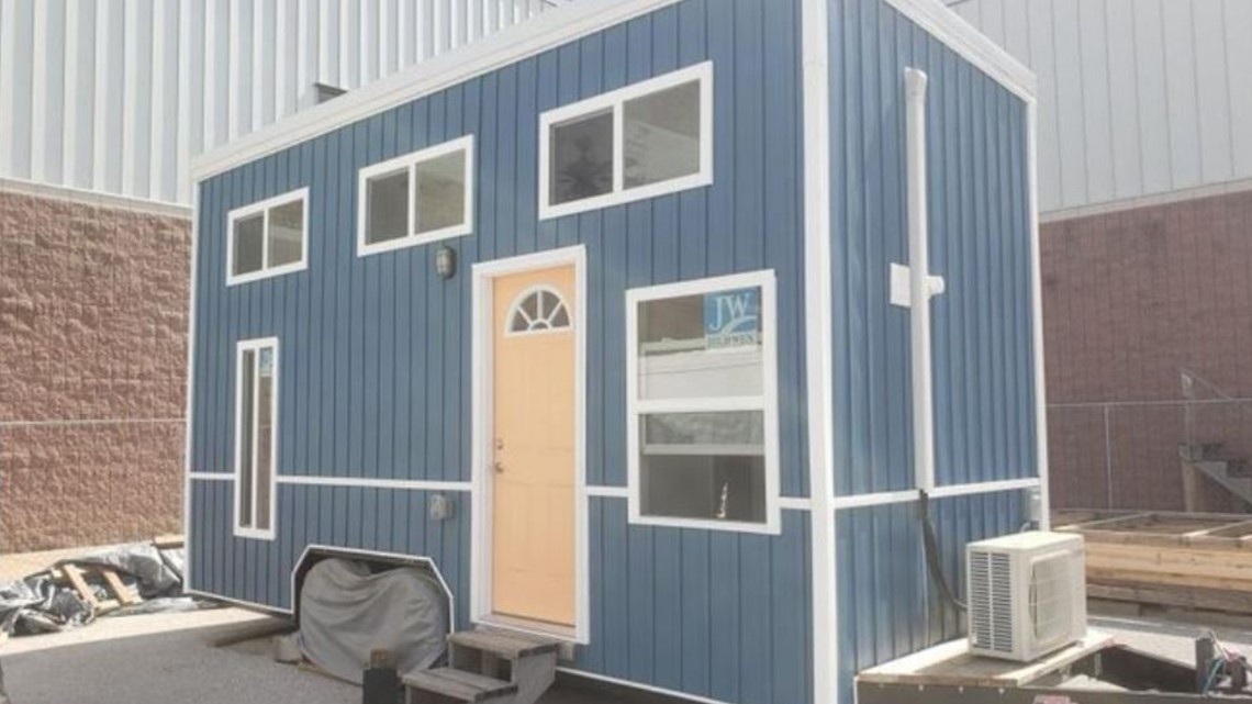 Rockwood Summit High School students build tiny house for auction
