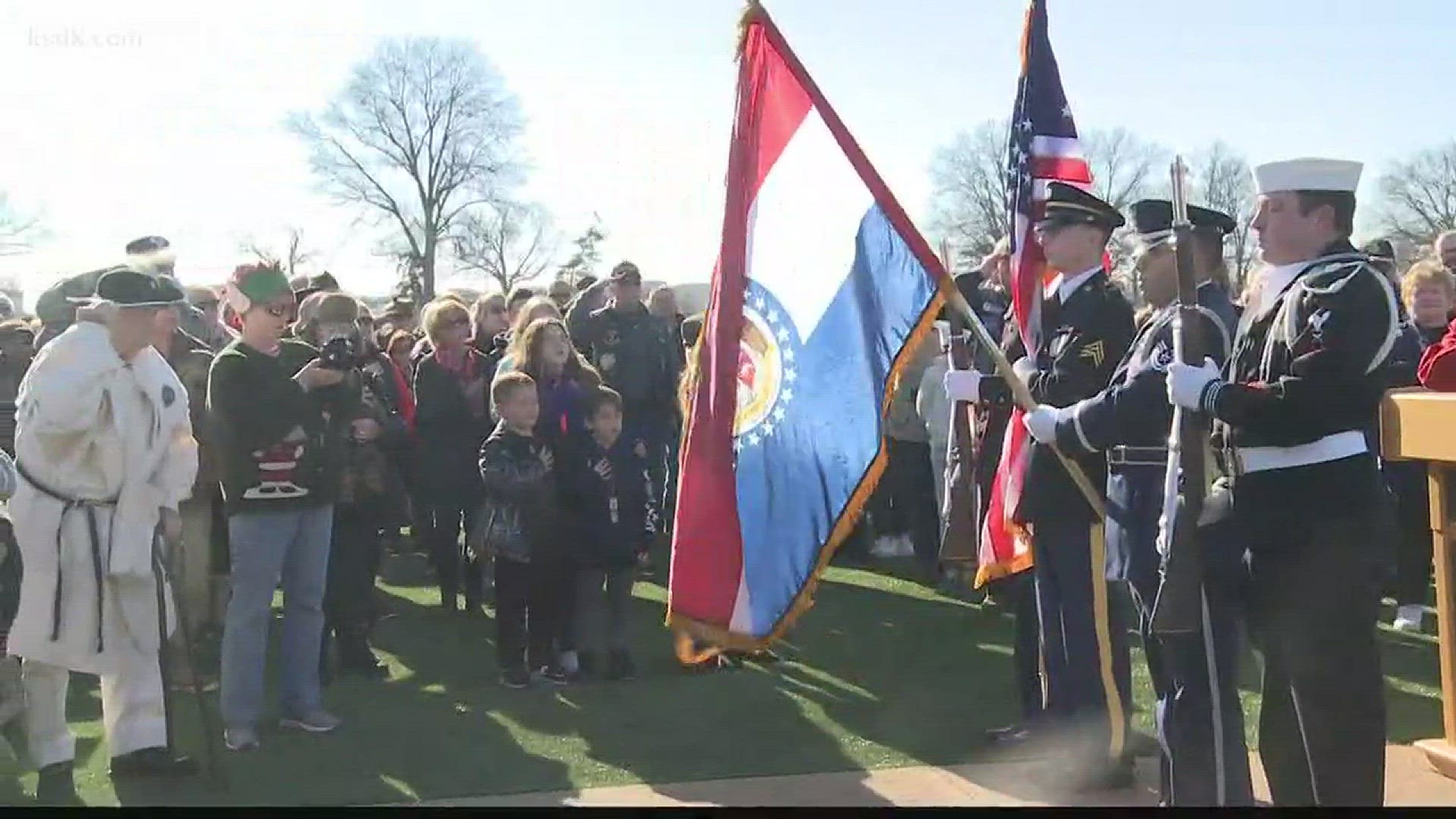 10,000 wreaths at Jefferson Barracks National Cemetery honor veterans