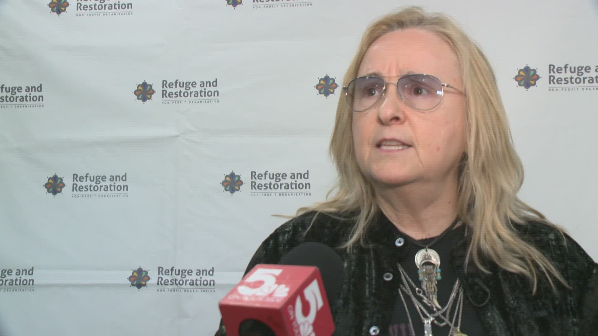 Grammy Award winner Melissa Etheridge hosted an intimate concert Sunday night in Dellwood to help rebuild an abandoned shopping complex.