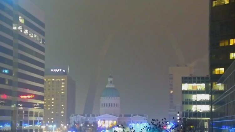 Ambiance video: Gateway Arch emerges from fog in downtown St. Louis