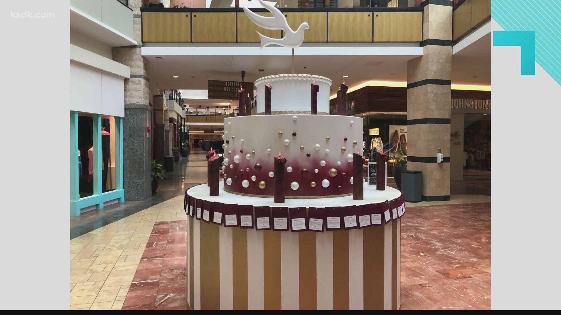 Just pick up an envelope, write a birthday message, drop in a gift card from one of the mall’s retailers, and insert the filled envelope into the slot of the cake.