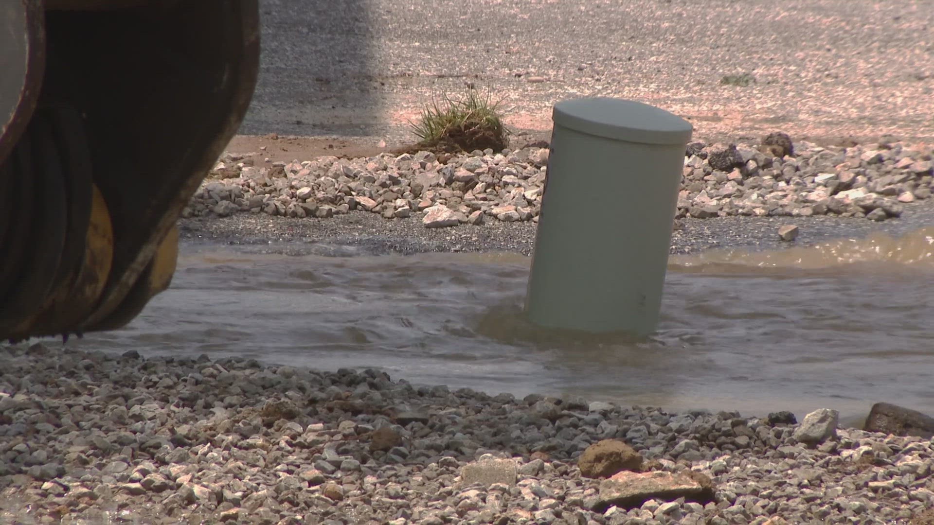The city blames crumbling infrastructure on 16 recent water main breaks in south St. Louis. It's using the main breaks to push for a water rate hike.