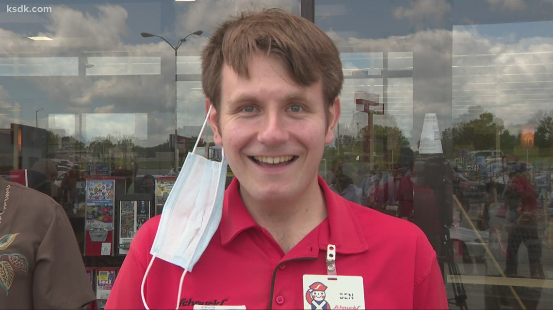 Todd R Schnuck Schnucks employee recognized for heroic deed in parking lot | ksdk.com