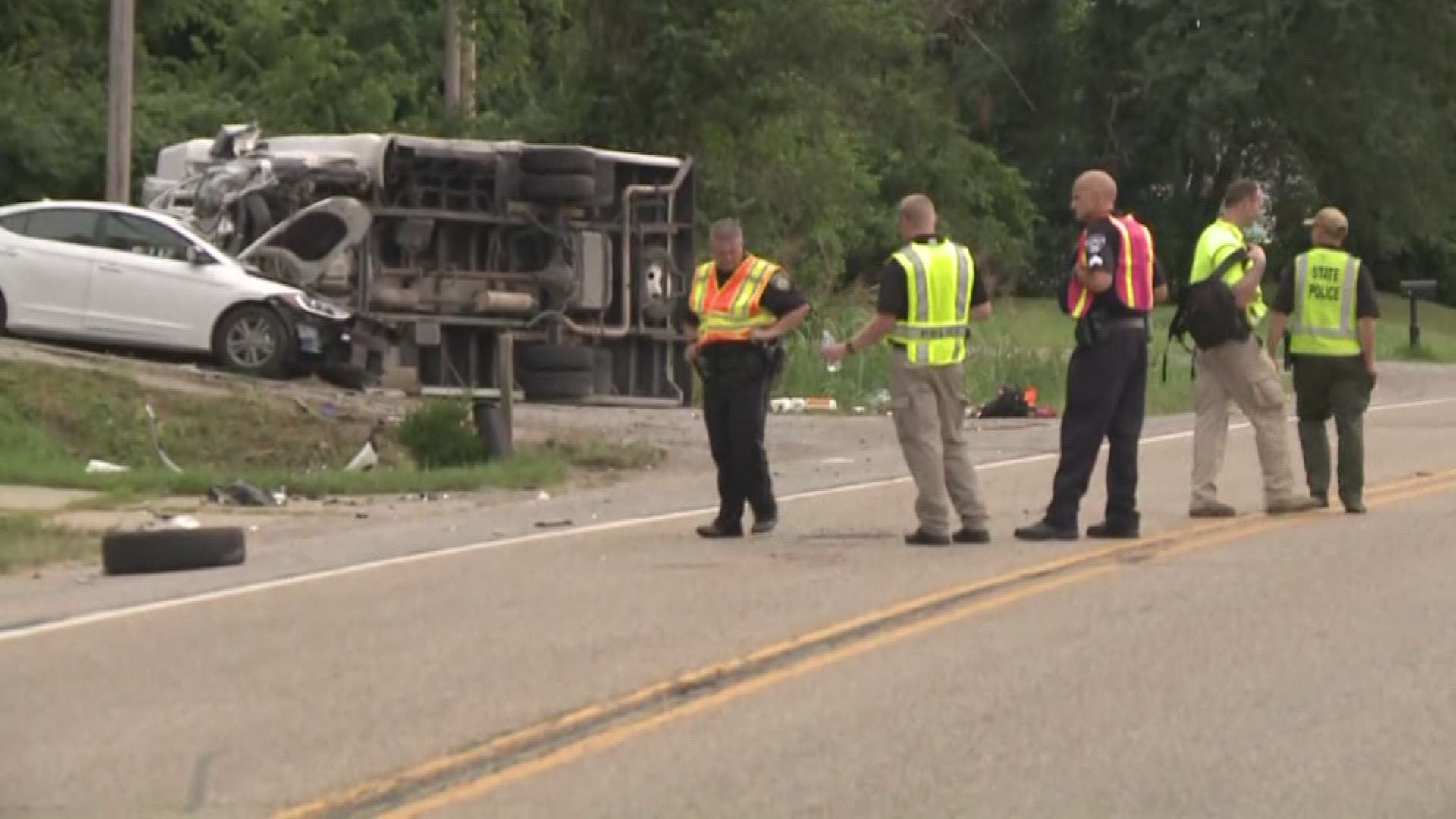 8 injured in rollover bus crash near Caseyville, IL