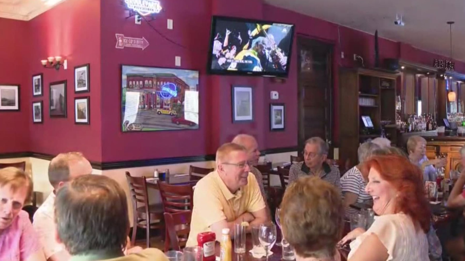 Blues fans in Grafton, Illinois, didn't let flooding get in the way from watching the Note play Game 5 of the Stanley Cup Final.