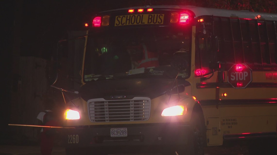 Teen robbed at gunpoint after leaving school bus in St. Louis - Vimarsana News