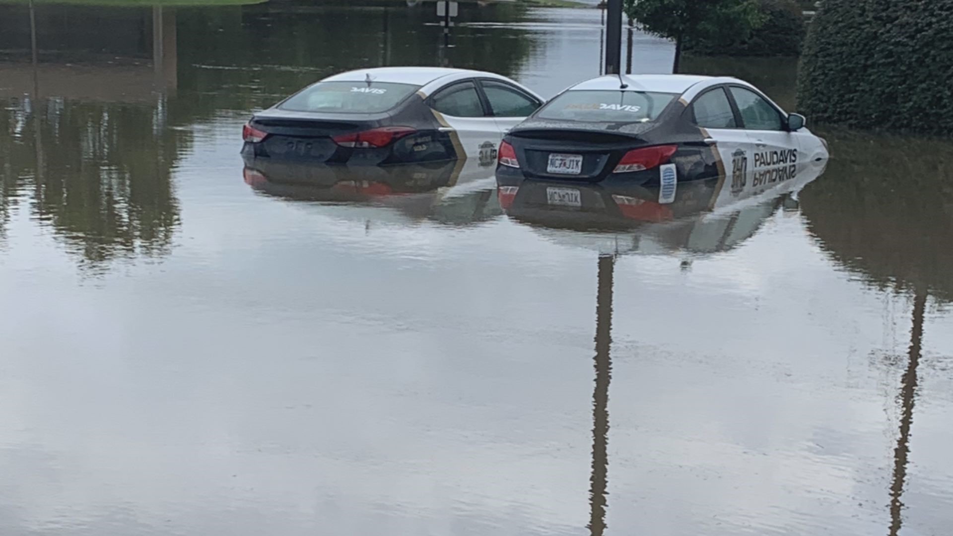 We Lost 14 Cars To Flooding Fenton Owners Sandbag Their Businesses   8a537802 A874 45a0 Afe9 69eeab19b701 1920x1080 