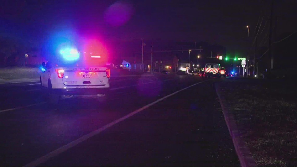 2 pedestrians killed in separate crashes overnight Monday, early