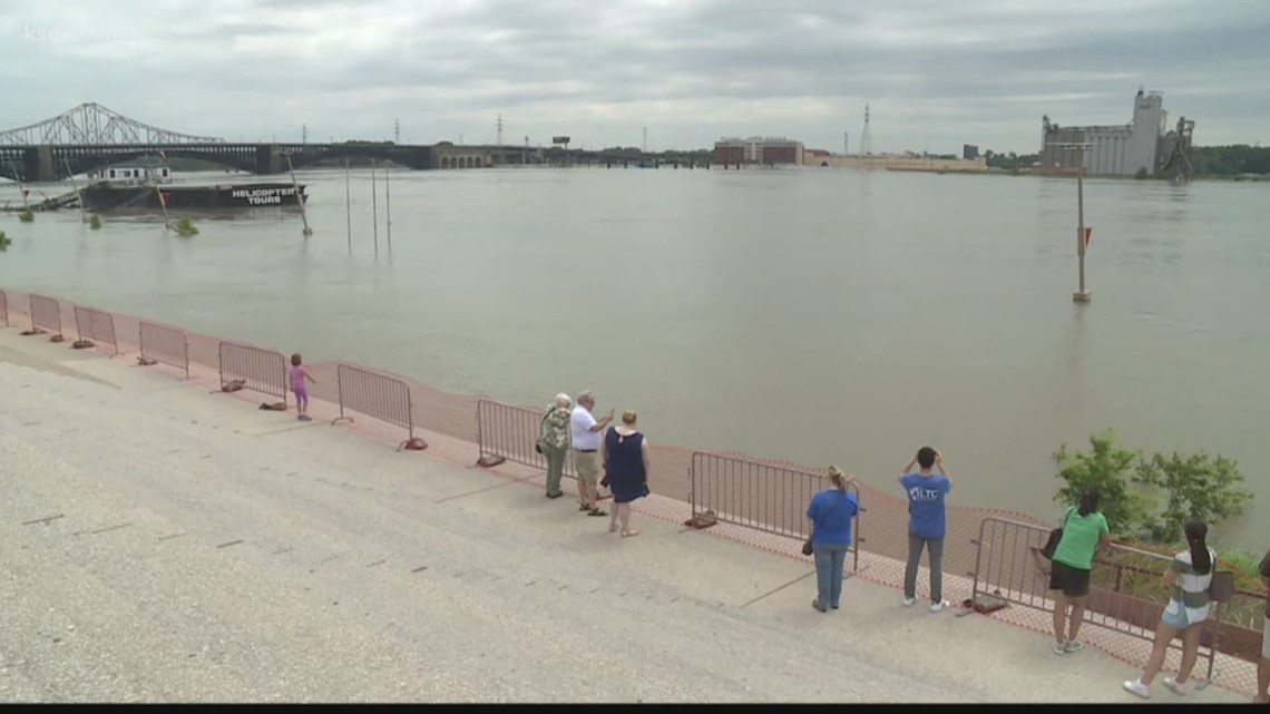 Mississippi River crests below 1993 record in St. Louis