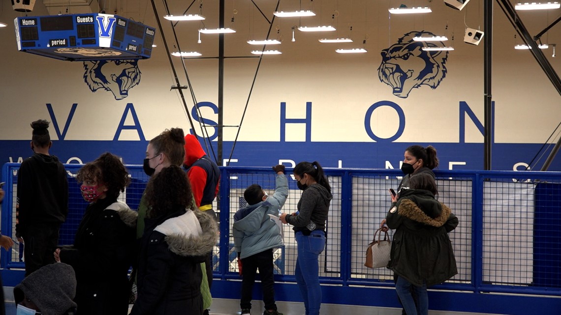 Hundreds turn out for vaccination clinic at Vashon High School - Vimarsana News