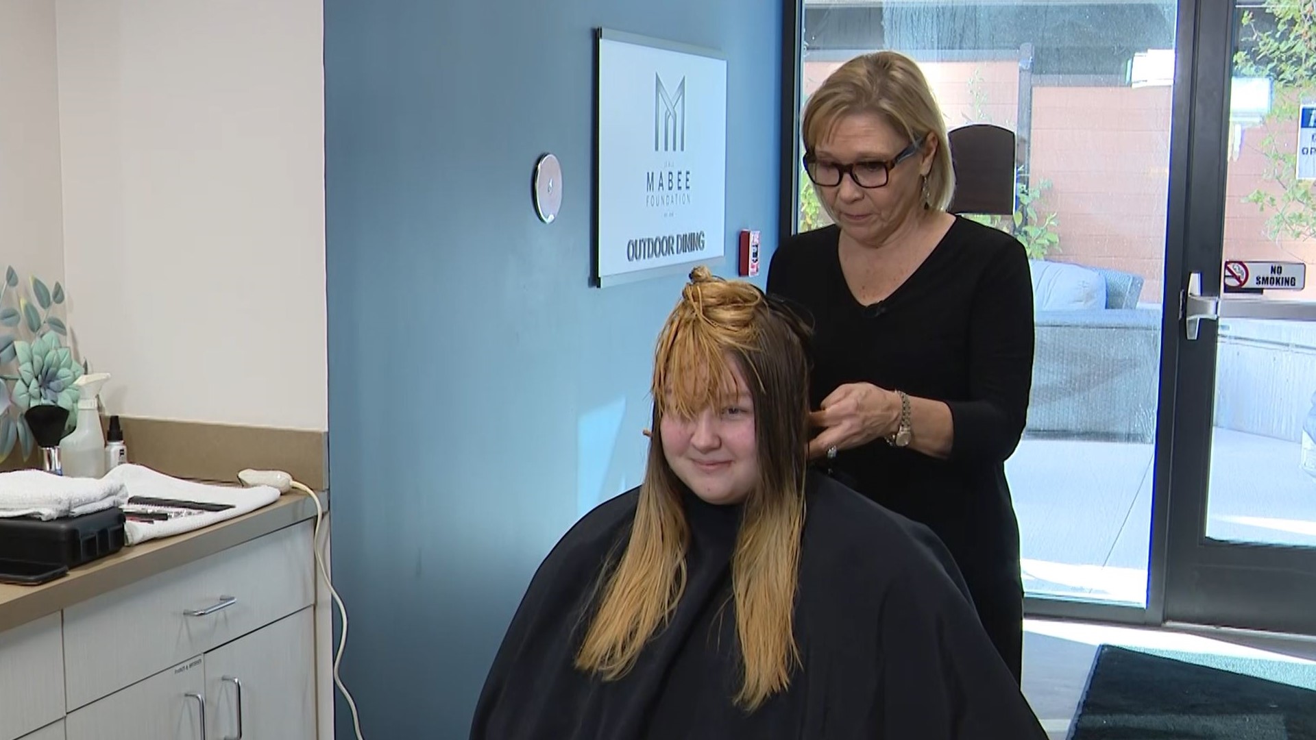 A hairstylist goes to a cancer hotel to make cancer patients day better by styling their hair for free.