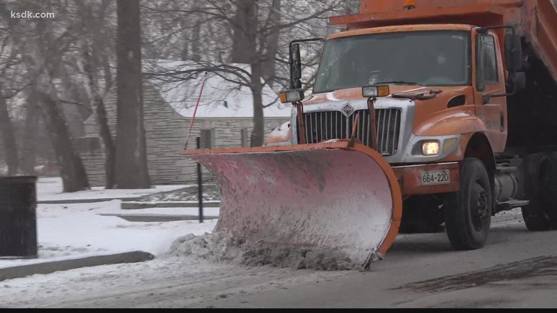 St. Louis-area residents get out during Monday's snow and cold - Vimarsana News
