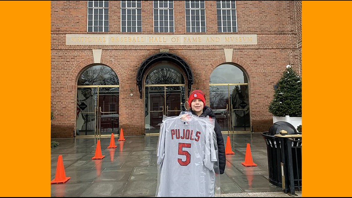 Pujols gives jersey off back to young fan