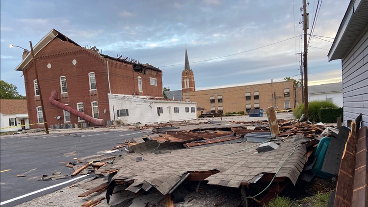 Strong winds rip roof from building in Freeburg, Illinois
