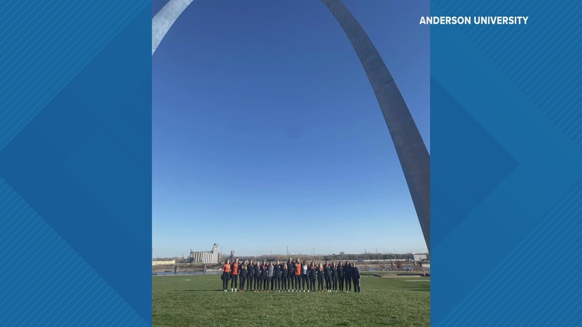 Basketball players talk after team van robbed at the Arch - Vimarsana News